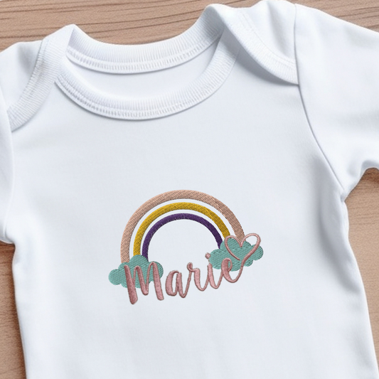 Babybody mit Name und Regenbogen bestickt! Unvergessliches Geschenk zur Geburt für Jungen