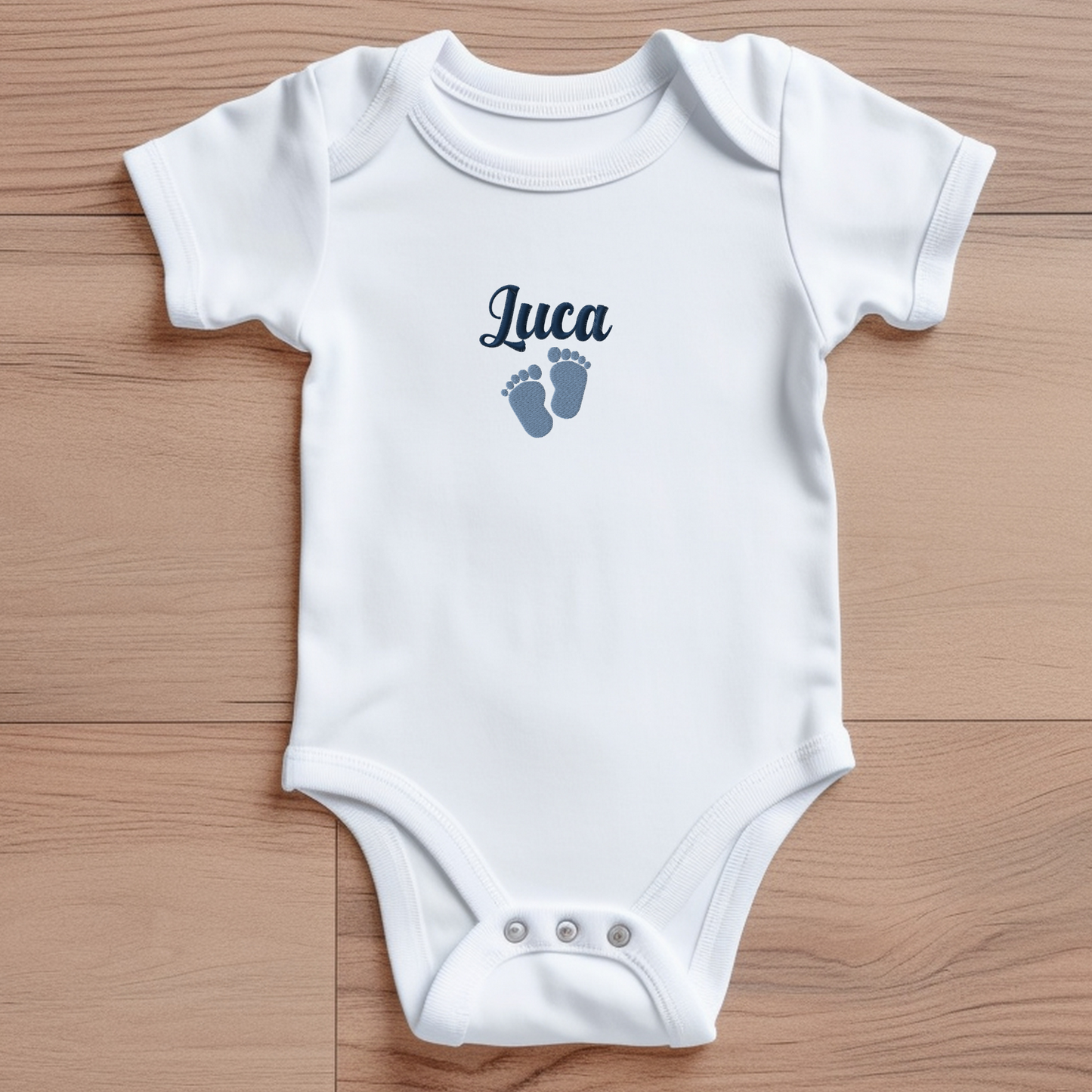 Babybody mit Name und kleinen Füßchen bestickt! Unvergessliches Geschenk zur Geburt für Jungen